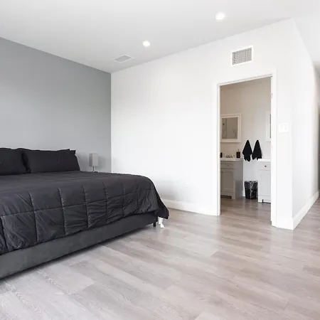 Sleek & Modern Townhome, Shared Backyard Oasis